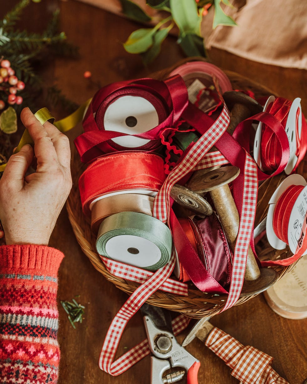 How to make a Christmas wreath from collected finds