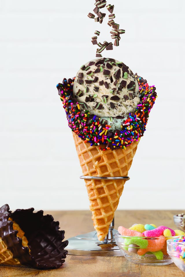 Ice cream cone, Frozen dessert, Food, Cone, Dessert, Soft Serve Ice Creams, Chocolate ice cream, Sorbetes, Ice cream, Cuisine, 