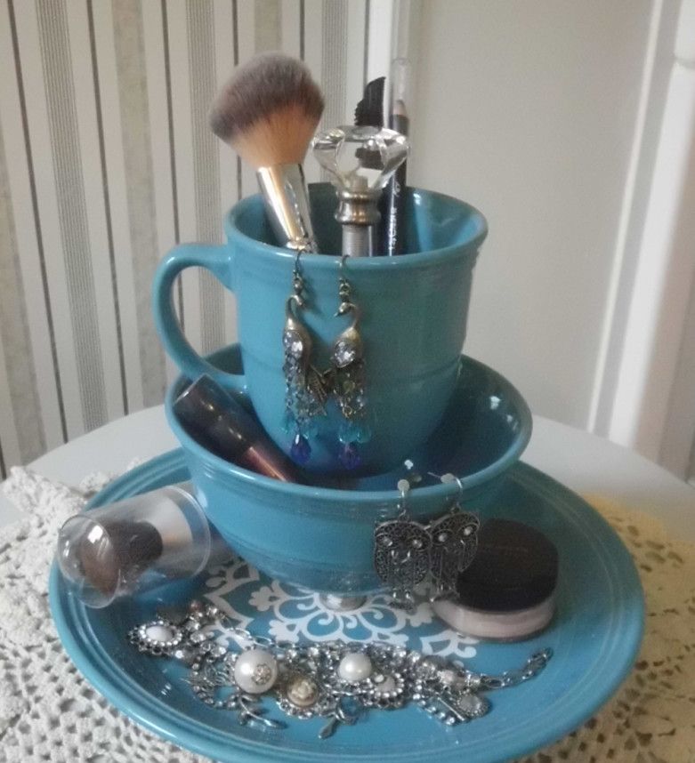 DIY Makeup Brush Holder on a Shoestring Budget - DIY Candy