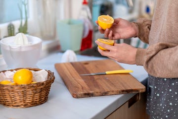 making a lemonade in domestic kitchen