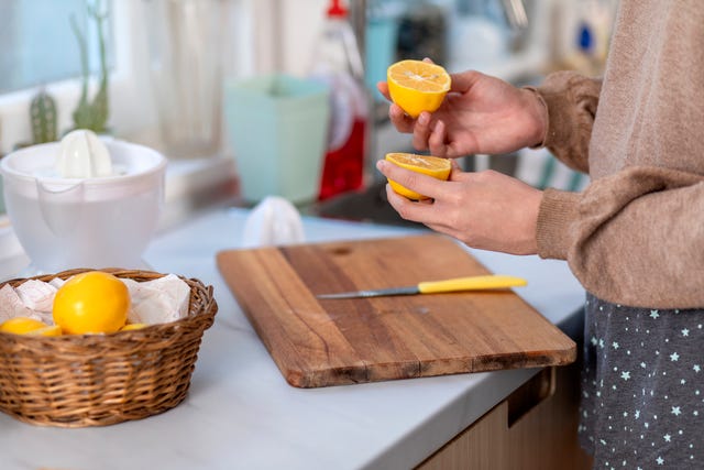 making a lemonade in domestic kitchen