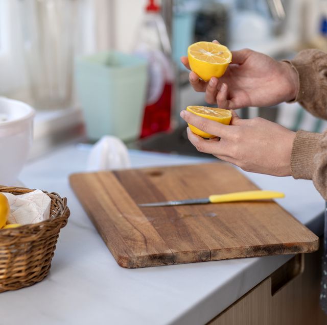 making a lemonade in domestic kitchen