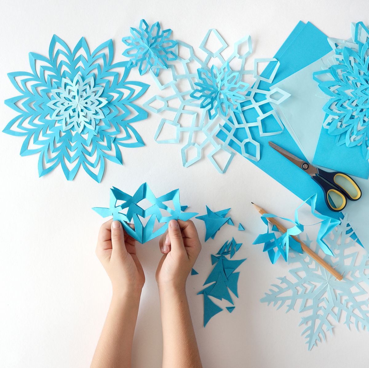 25 Snowflake Arts and Crafts for Kids – The Pinterested Parent