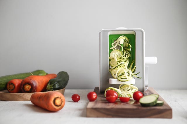 making vegetable noodle with spiralizer