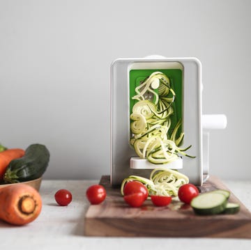 making vegetable noodle with spiralizer