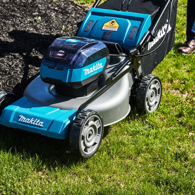 https://hips.hearstapps.com/hmg-prod/images/makita-gml01z-electric-push-mower-0123-preview-6452a2fe72aab.jpg?crop=0.641xw:0.962xh;0.122xw,0&resize=640:*