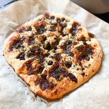 makkelijke focaccia met olijven, ui en kruiden