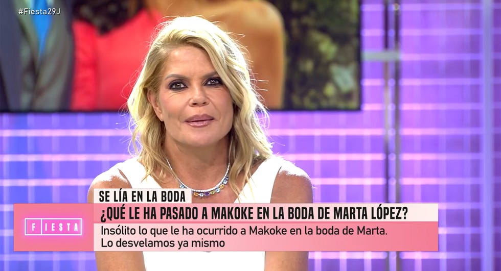 makoke, con una camiseta blanca de tirantes, en el plato de fiesta