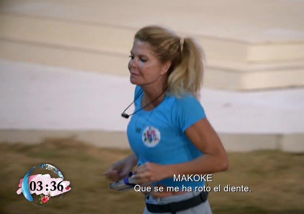 la colaboradora con camiseta azul se rompe un diente en una prueba