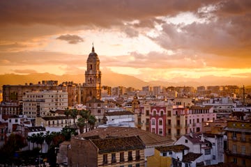 ciudad de málaga al atardecer