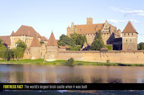 Waterway, Château, Castle, Water castle, Fortification, Reflection, Building, Moat, Medieval architecture, Water, 