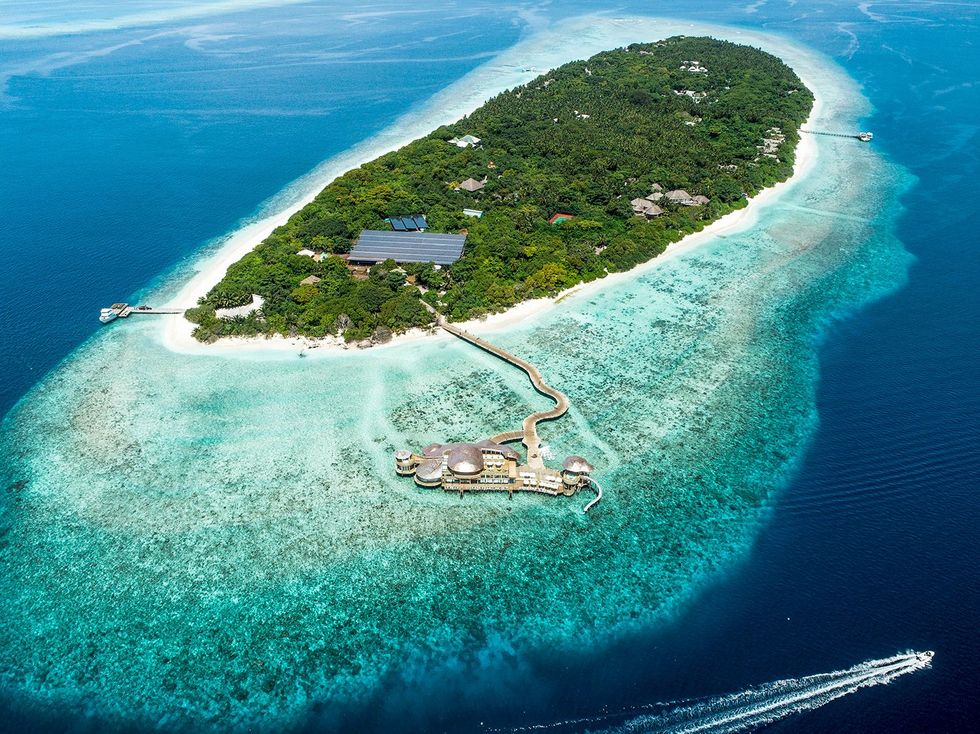 Het Baaatol omvat 76 eilanden waarvan er dertien zijn bewoond door locals en vijftien door toeristen Een van de paradijselijkste is Hedufuri