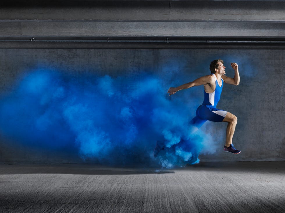 atleta corriendo dejando una estela de humo azul