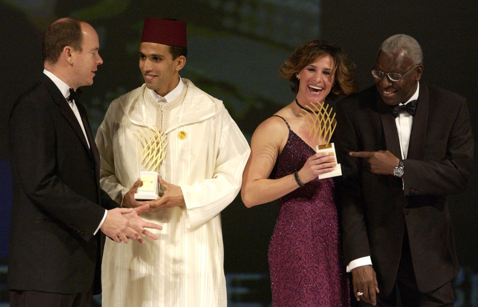 hicham el guerrouj y la pertiguista estadounidense stacy dragila recogen el premio a mejores atletas de 2001 de mano de alberto de mónaco y lamine diack