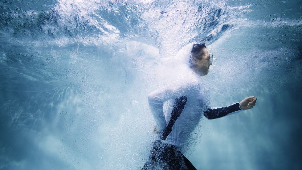persona che corre sott'acqua