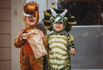 ninos felices disfrazados de dinosaurios