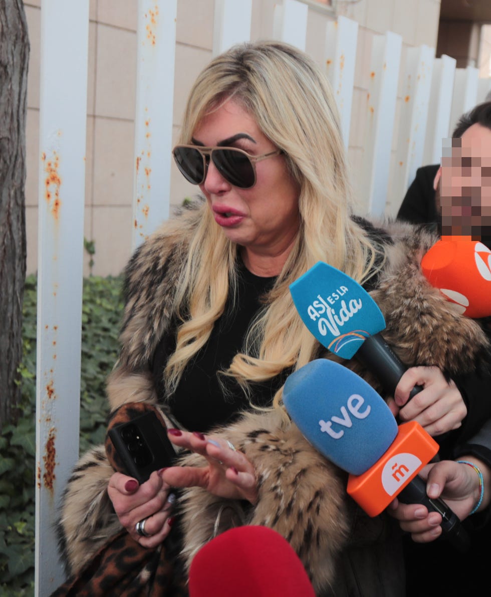 malena gracia llora en el tanatorio en el ultimo adios a arevalo tras ser vetada y no poder despedirse del humorista