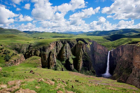 Veel reizigers bezoeken ZuidAfrika om zijn wijn of stranden Maar veel minder toeristen wagen zich in het binnenland om daar het geheel binnen ZuidAfrika gelegen landje Lesotho te bezoeken En dat is jammer want als hooggelegen gebied met zon driehonderd dagen zon per jaar is het een van de mooiste Afrikaanse bestemmingen voor avonturenvakanties Bezoek het Nationale Park van Tsehlanyane en zijn dichte struikbossen van ouhout oud hout of cheche of ga skin in Oxbow een van de weinige skioorden in Afrika