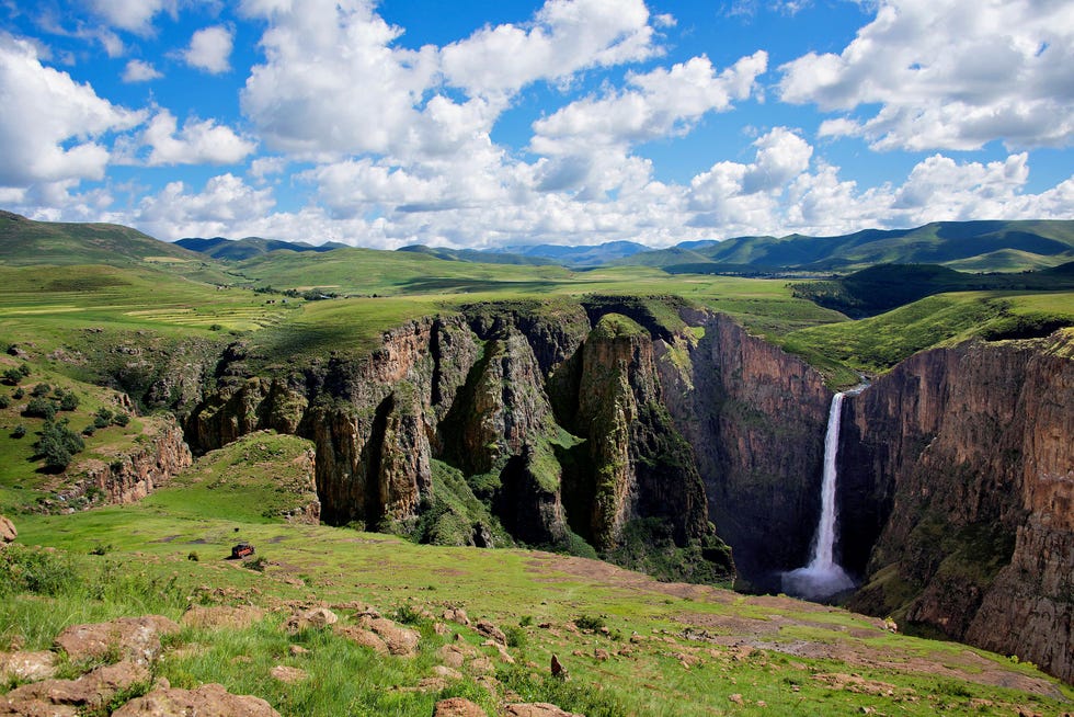 Veel reizigers bezoeken ZuidAfrika om zijn wijn of stranden Maar veel minder toeristen wagen zich in het binnenland om daar het geheel binnen ZuidAfrika gelegen landje Lesotho te bezoeken En dat is jammer want als hooggelegen gebied met zon driehonderd dagen zon per jaar is het een van de mooiste Afrikaanse bestemmingen voor avonturenvakanties Bezoek het Nationale Park van Tsehlanyane en zijn dichte struikbossen van ouhout oud hout of cheche of ga skin in Oxbow een van de weinige skioorden in Afrika