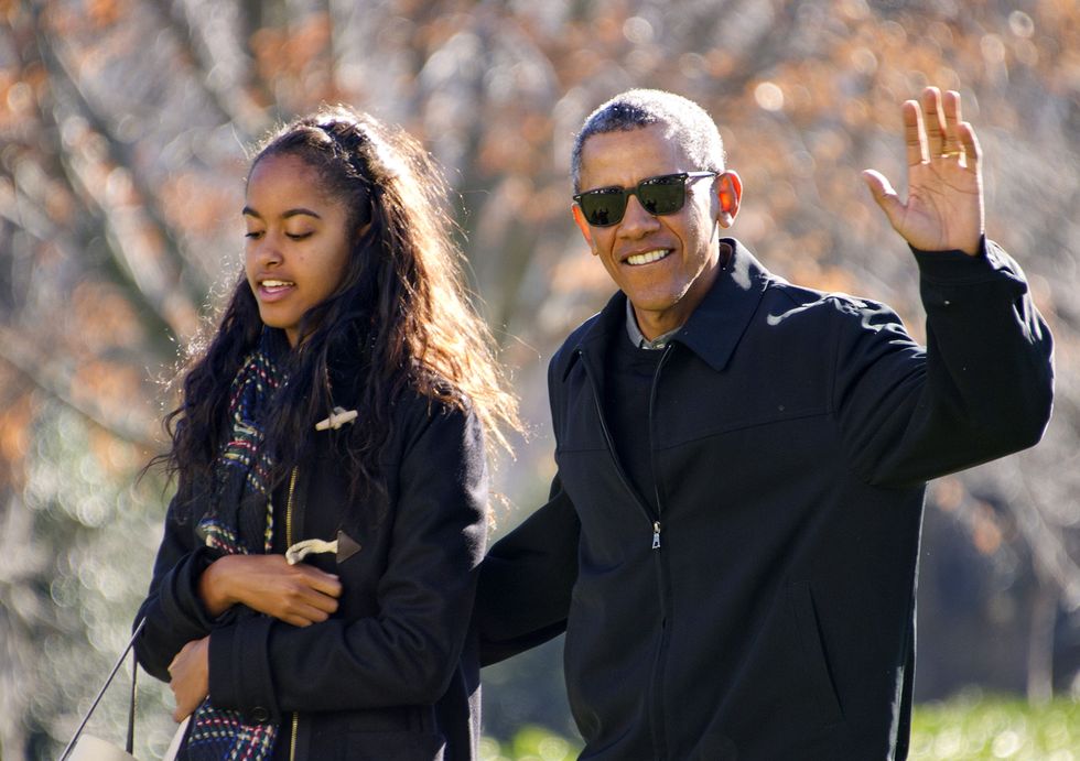 washington, dc   january 3 afp out us president barack obama waves to the assembled press as he walks with his daughter malia on his familys return to the south lawn of the white house january 3, 2016 in washington, dc the first family is returning from their two week hawaiian vacation photo by ron sachs poolgetty images