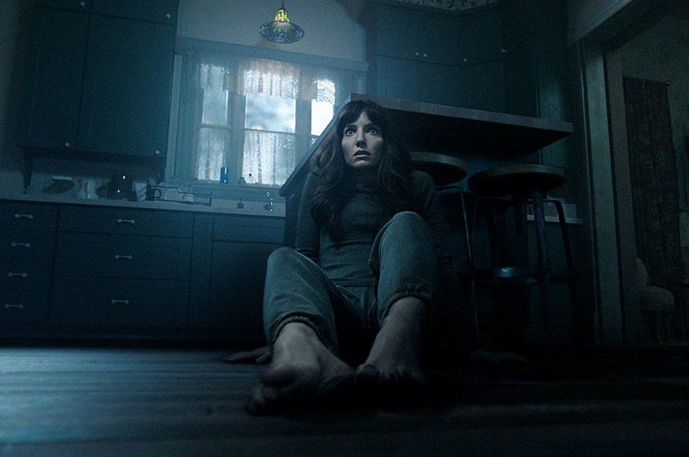 annabelle wallis en una escena de maligno