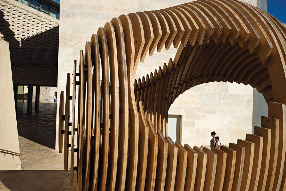 Het nieuwe parlementsgebouw van Malta is ontworpen door de beroemde Italiaanse architect Renzo Piano Het gebouw toont gevoel voor de moderne tijd met eerbied voor het rijke verleden van de eilandstaat