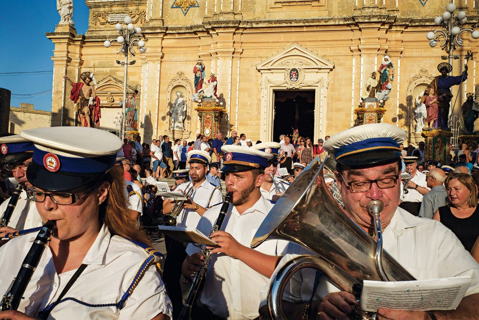 Een fanfare band speelt tijdens het Feest van de Heilige Maagd Maria van de berg Karmel bij het dorp Zurrieq