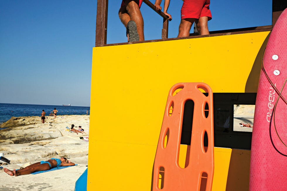 De post van de reddingsbrigade van Sliema is vrolijk gekleurd Zonaanbidders kunnen op Malta kiezen tussen zand en steenstranden