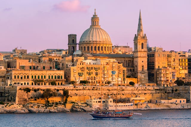 valletta in malta bij zonsondergang
