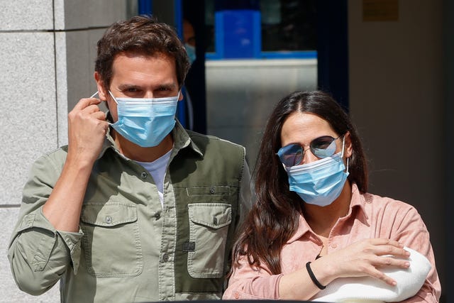 malú y albert rivera con su bebé saliendo del hospital