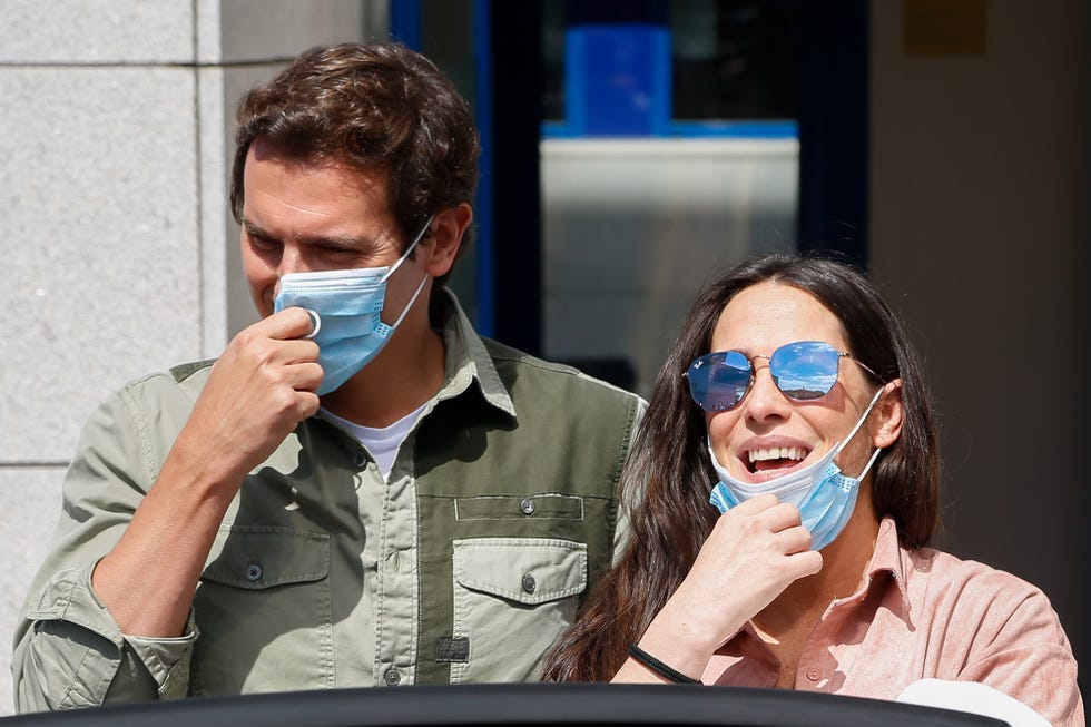 malú y albert rivera con su bebé saliendo del hospital