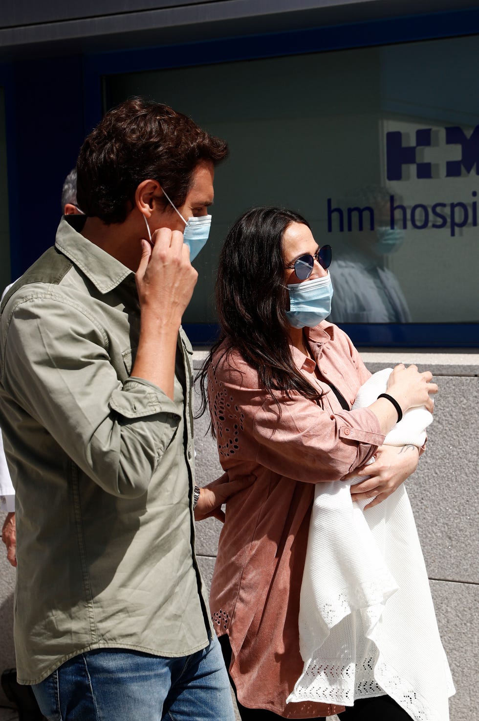 malú y albert rivera con su bebé saliendo del hospital