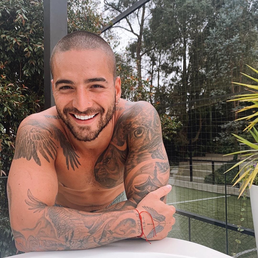 Maluma sin camiseta farda de músculos en Instagram desde casa