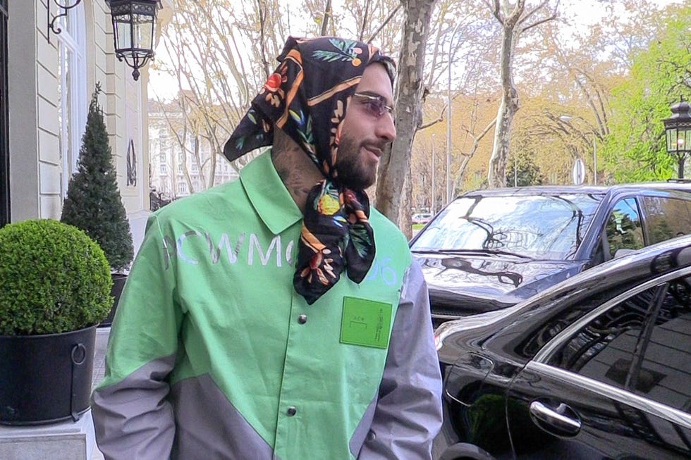 maluma e isabel ii comparten estilismo