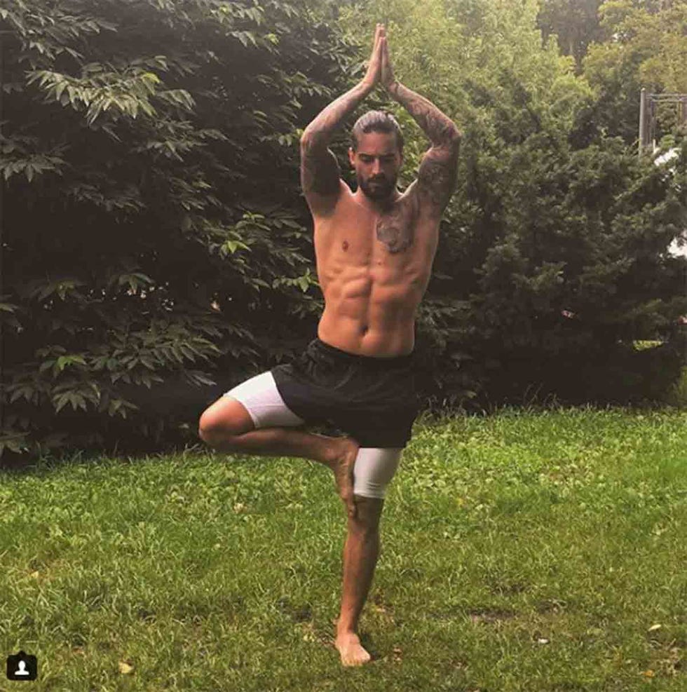 Maluma haciendo yoga