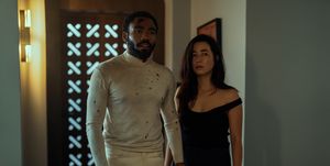 donald glover and maya erskine in prime video serie mr and mrs smith
