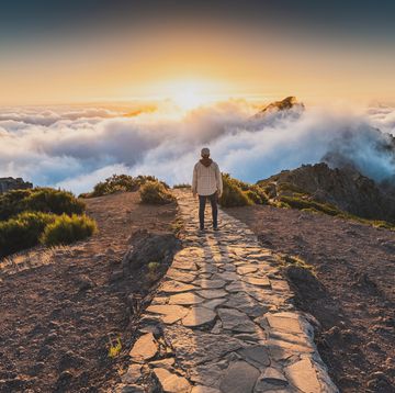 een man wandelt op madeira