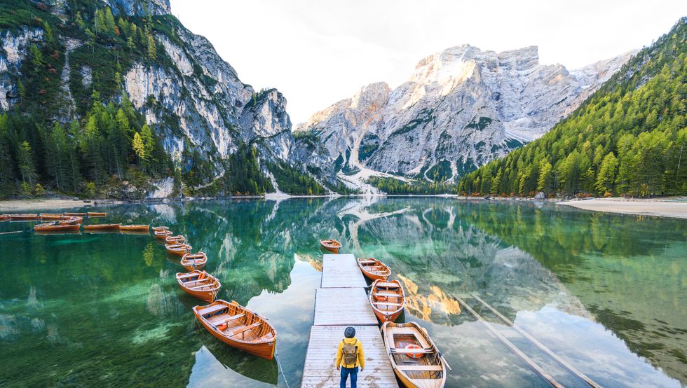 uomo che guarda il lago di braies