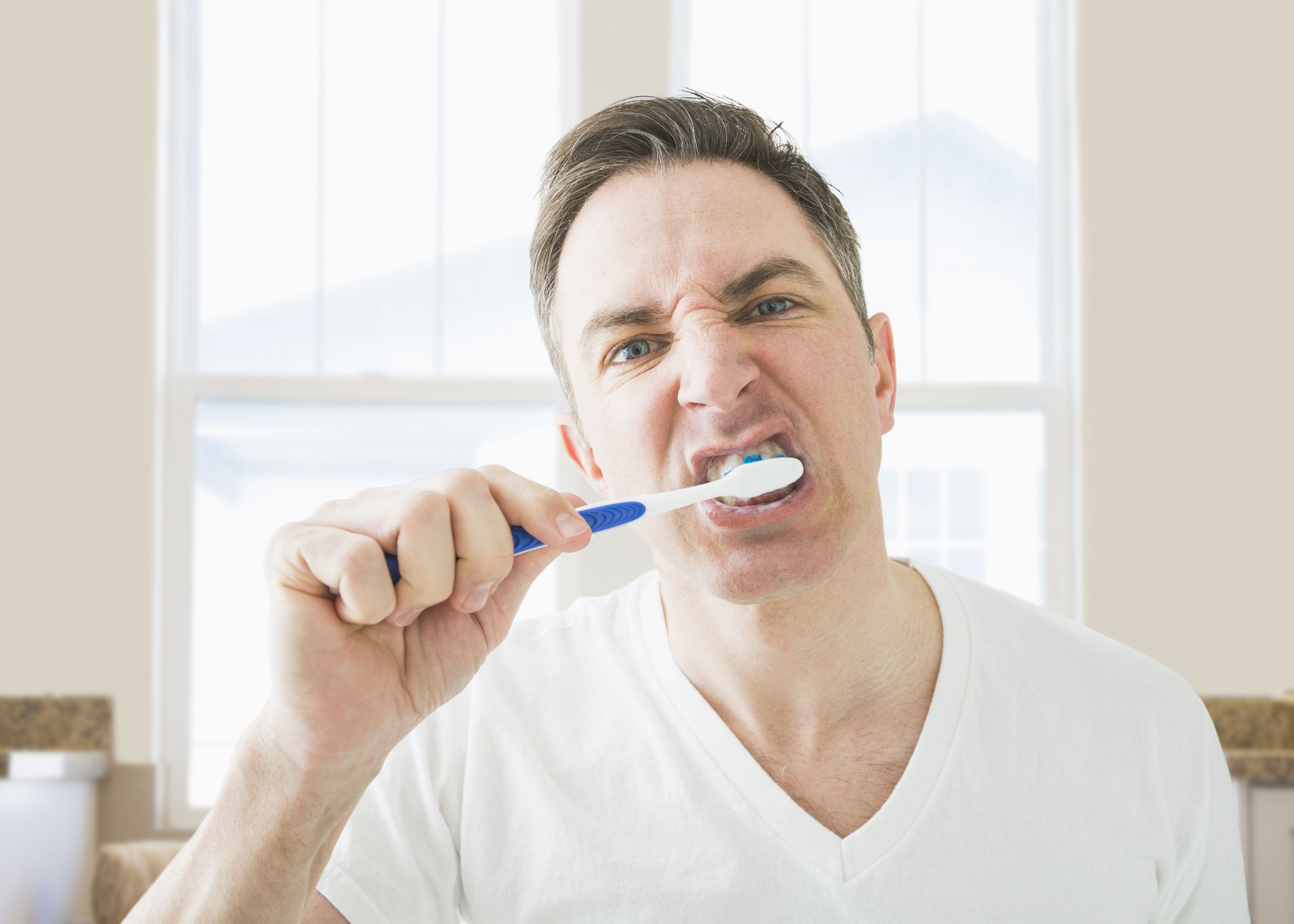 Правильно чистить зубы до завтрака или. Человек чистит зубы. Мужчина чистит зубы. Красивый мужик чистит зубы. Чистим зубы!.