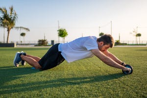 man gebruikt een ab roller