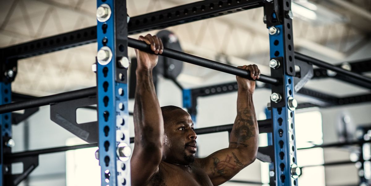 https://hips.hearstapps.com/hmg-prod/images/man-doing-pullups-at-cross-training-gym-royalty-free-image-1753110709.pjpeg?crop=1.00xw:0.752xh;0,0.139xh&resize=1200:*