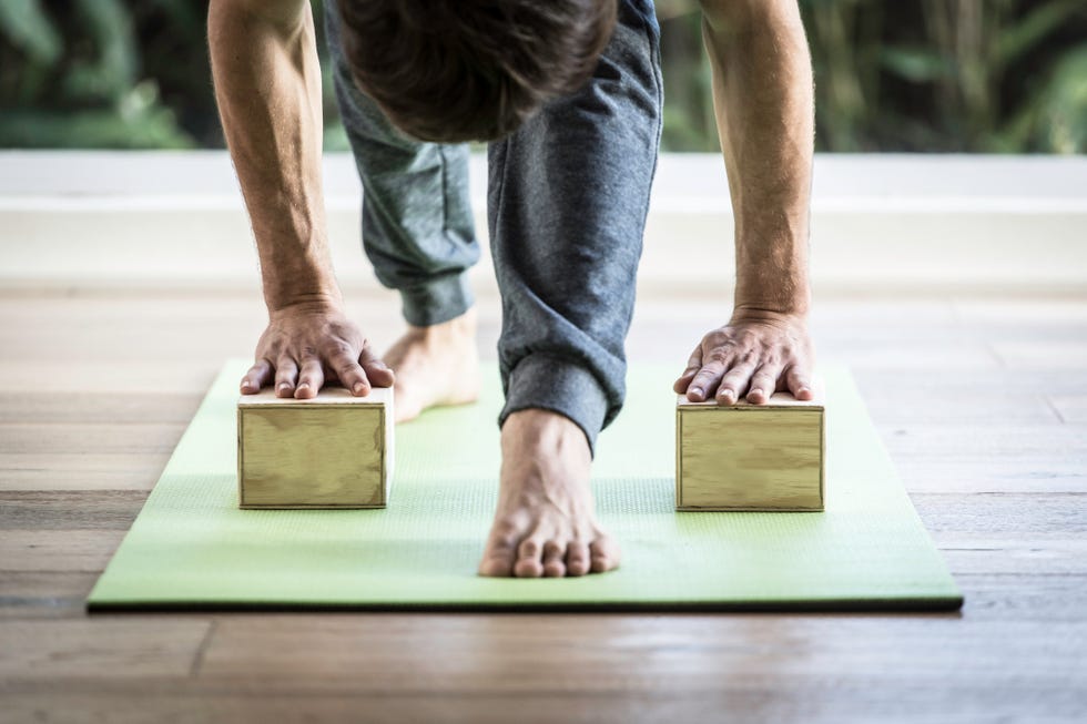 Iyengar, el yoga que triunfa entre los hombres y por qué es igual de  importante que las pesas o el cardio