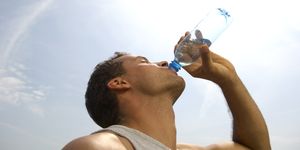 hombre bebiendo agua