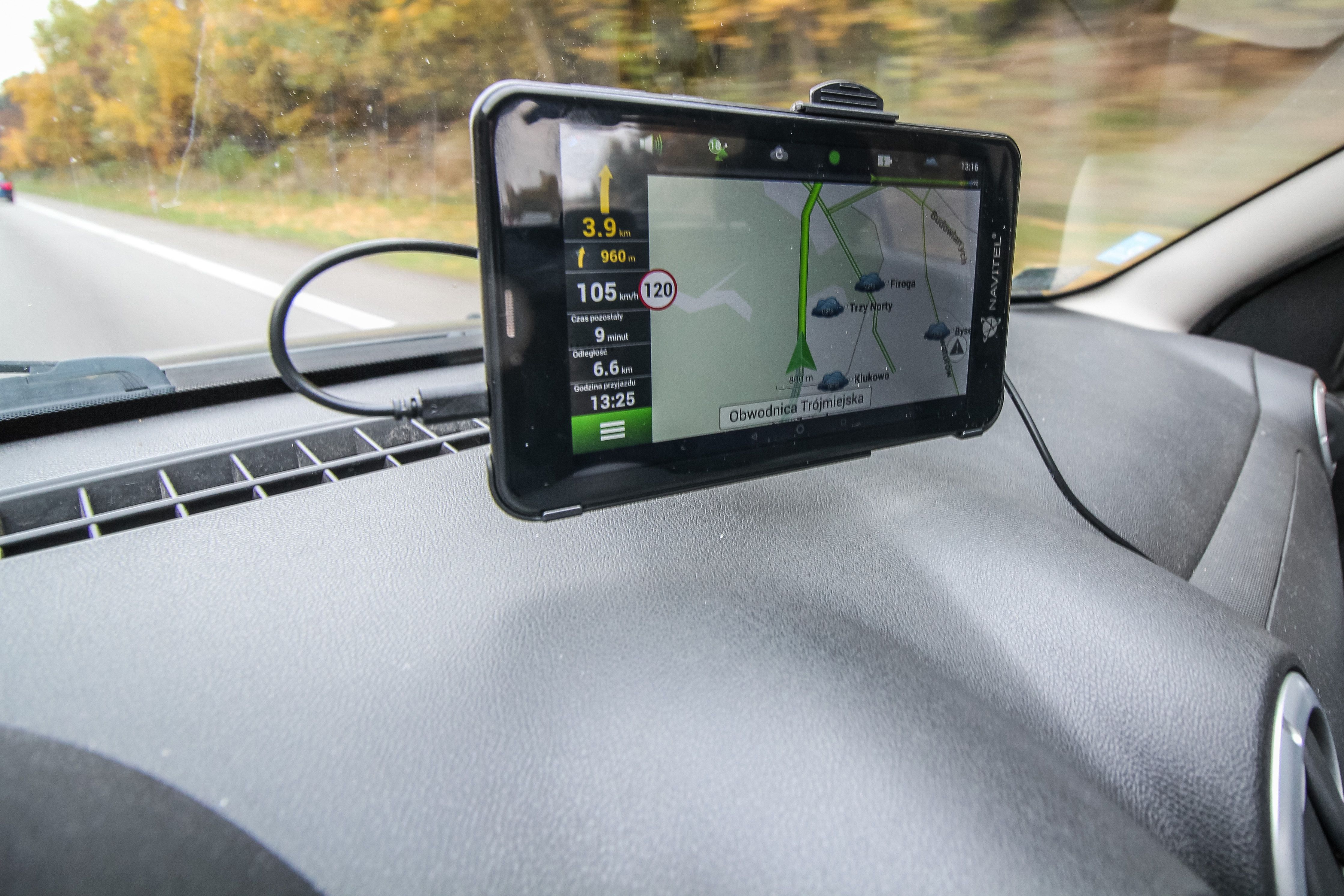 Ni GPS, ni móvil, ni regular la temperatura. Todos los motivos por los que  la DGT te puede multar por tocar una pantalla incluso con el coche parado
