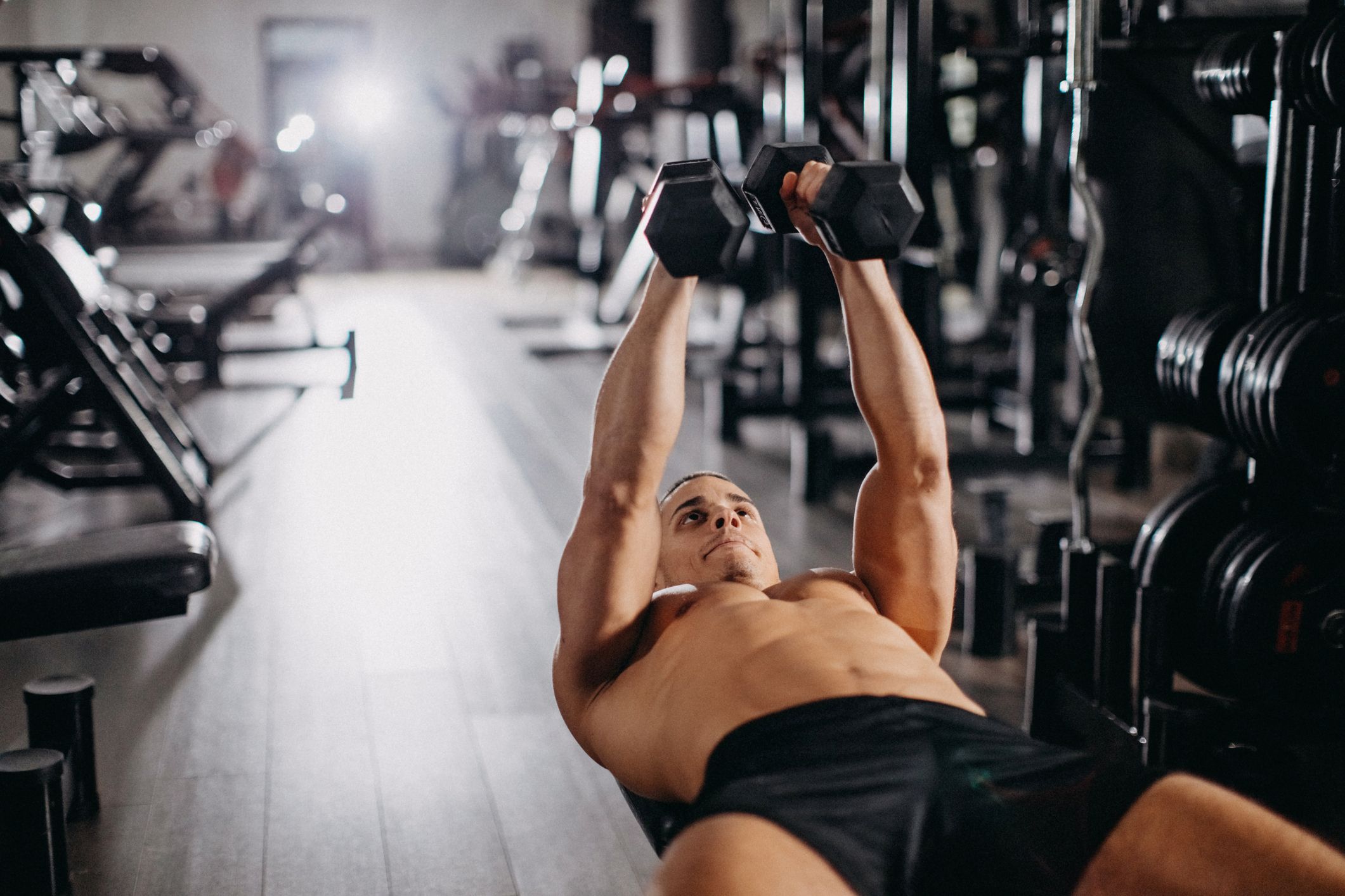 De beste dumbbell tricep oefeningen voor grotere armen