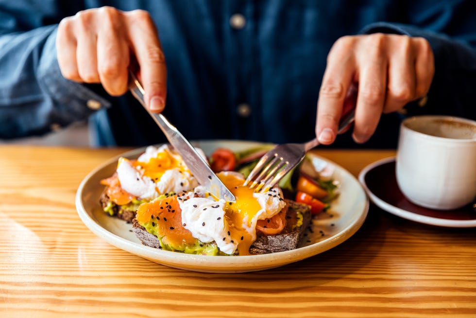 朝食を食べようとする男性