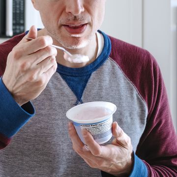 hombre comiendo yogurt
