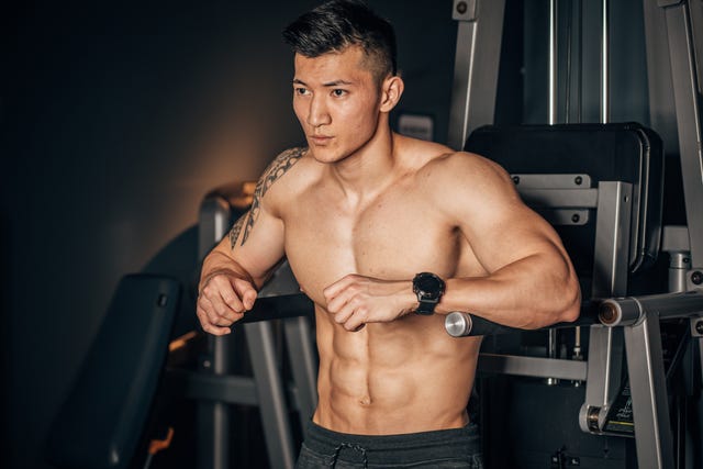 https://hips.hearstapps.com/hmg-prod/images/man-exercise-at-the-gym-royalty-free-image-1690396055.jpg?crop=1.00xw:0.752xh;0,0.130xh&resize=640:*