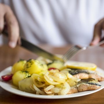 bord met zalm ui en aardappelen