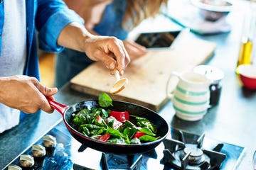 hombre cocinando verduras